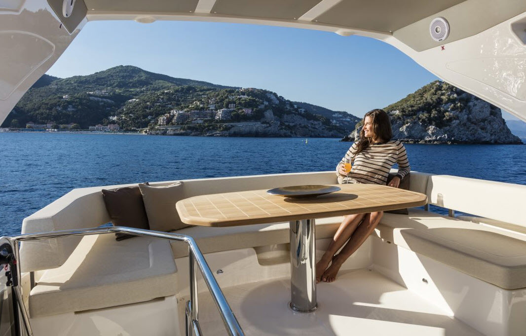 Absolute Yachts 50 Flybridge Seating