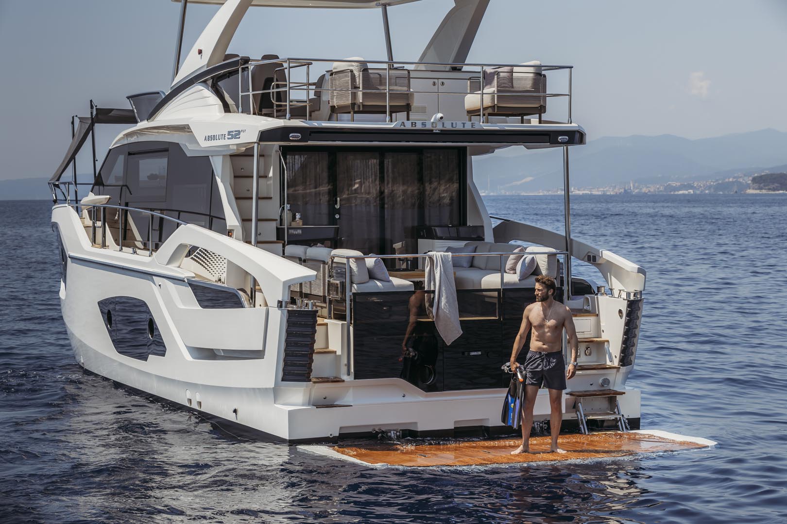 hydraulic swim platform on absoltue 52 fly