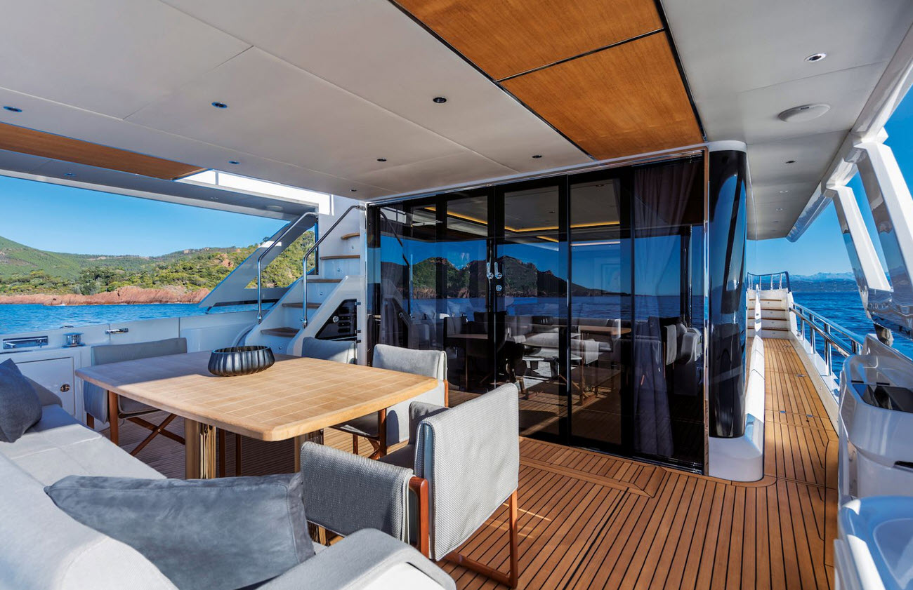 Absolute Navetta 73 Aft cockpit
