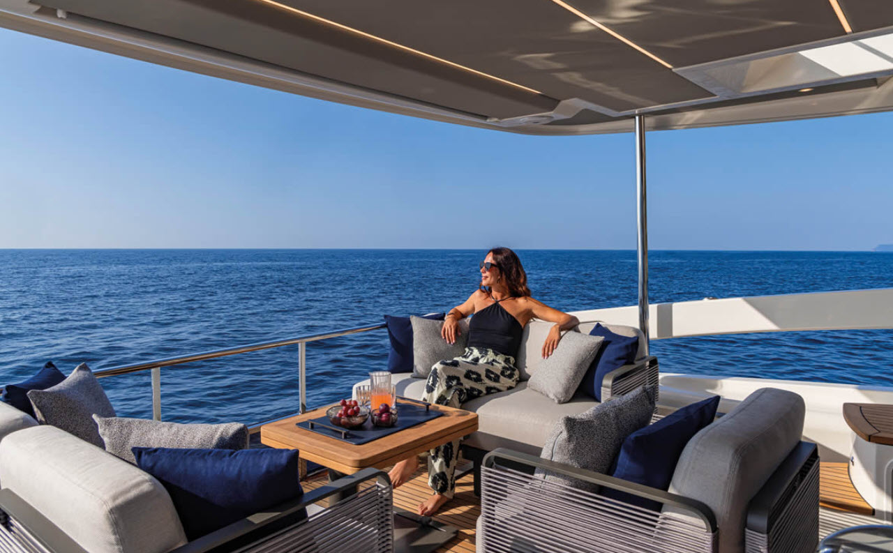 open gunwales and glass railings on absolute yacht