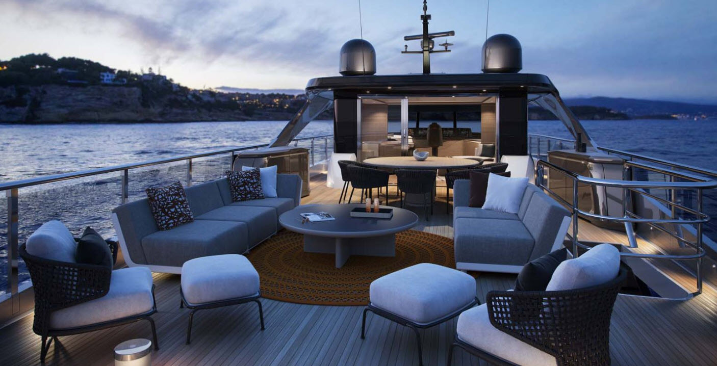 Aft Flybridge Entertainment Area