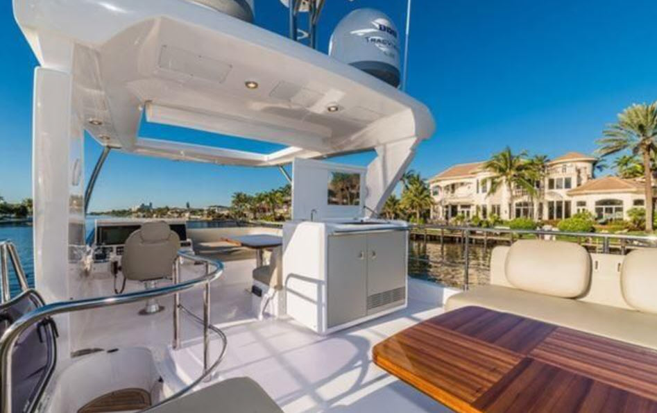 flybridge deck on azimut 50