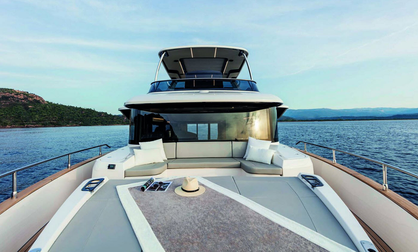 foredecl lounge on navetta 58