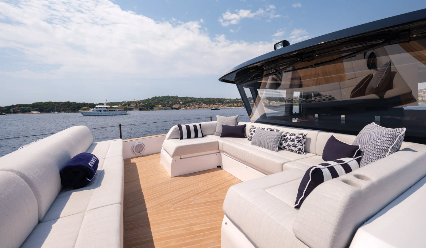 gt75 bow area sofa and large sunpads