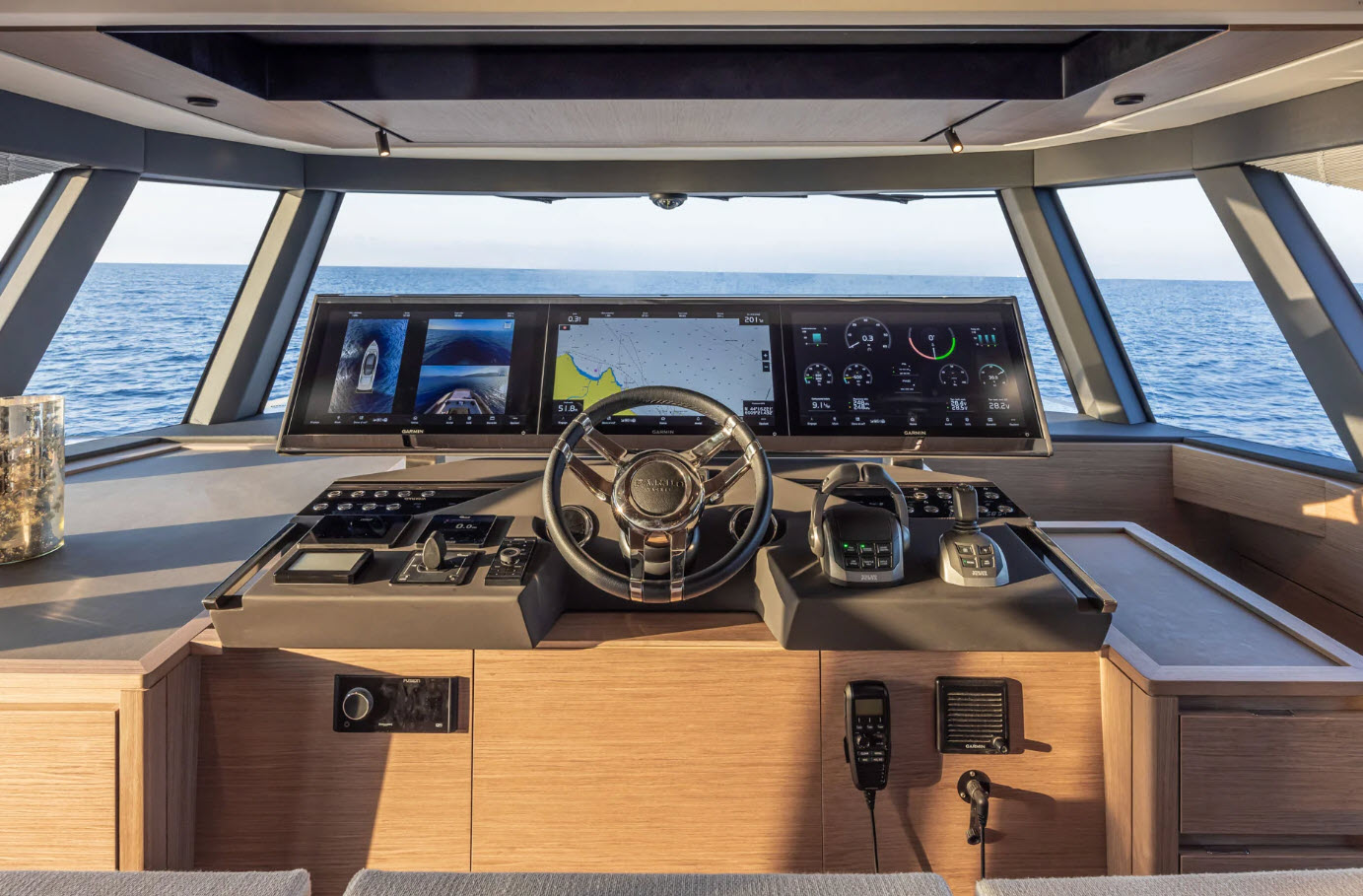 main helm station and dashboard on gt75