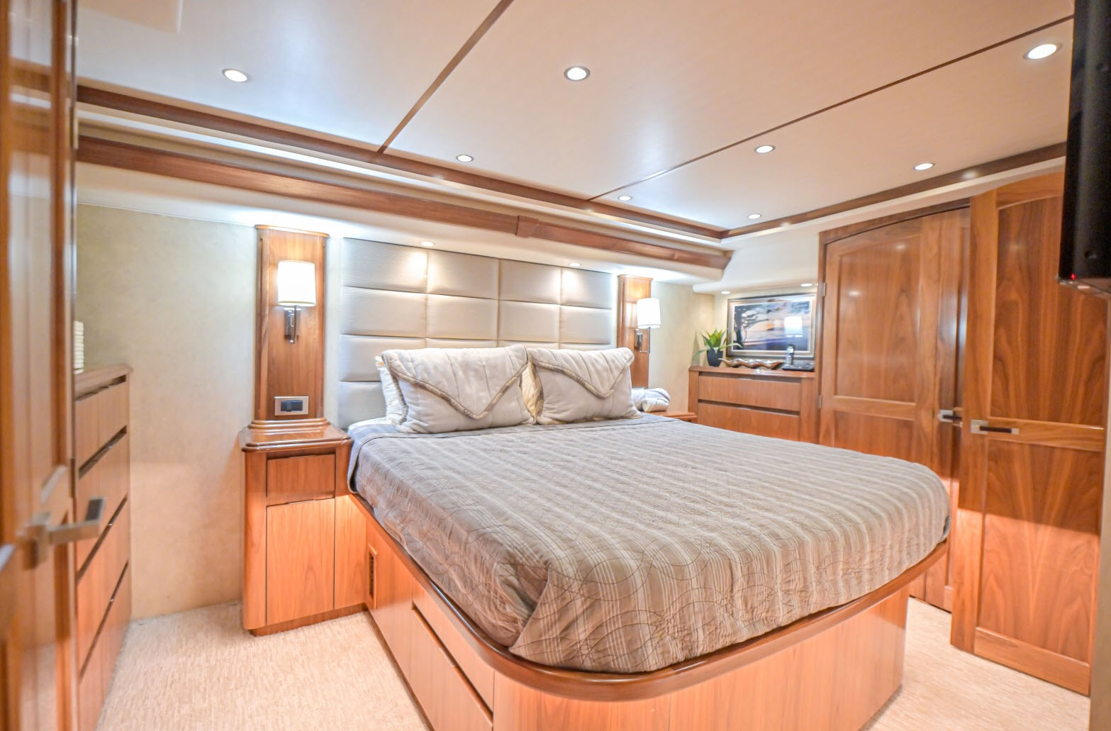 master cabin on viking 70