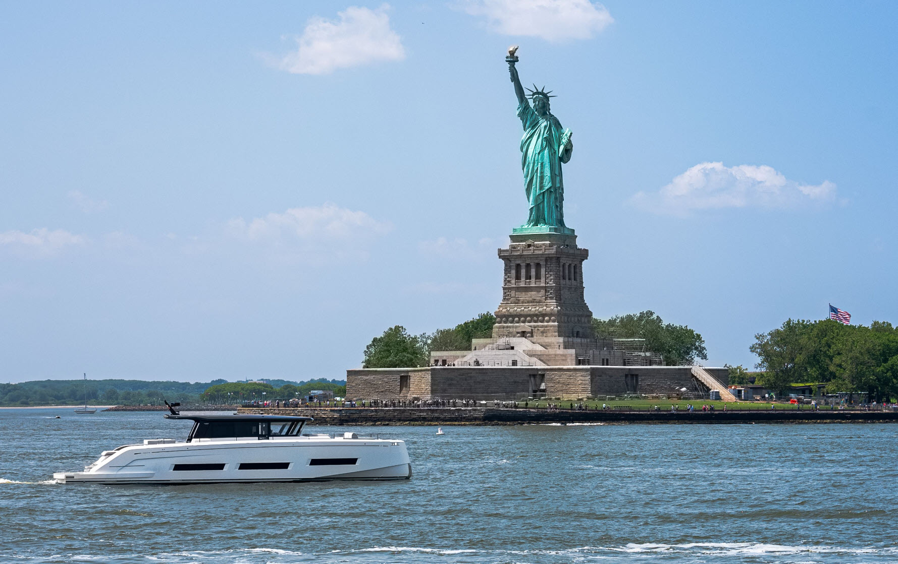pardogt75 cruising in front of statue of liberty
