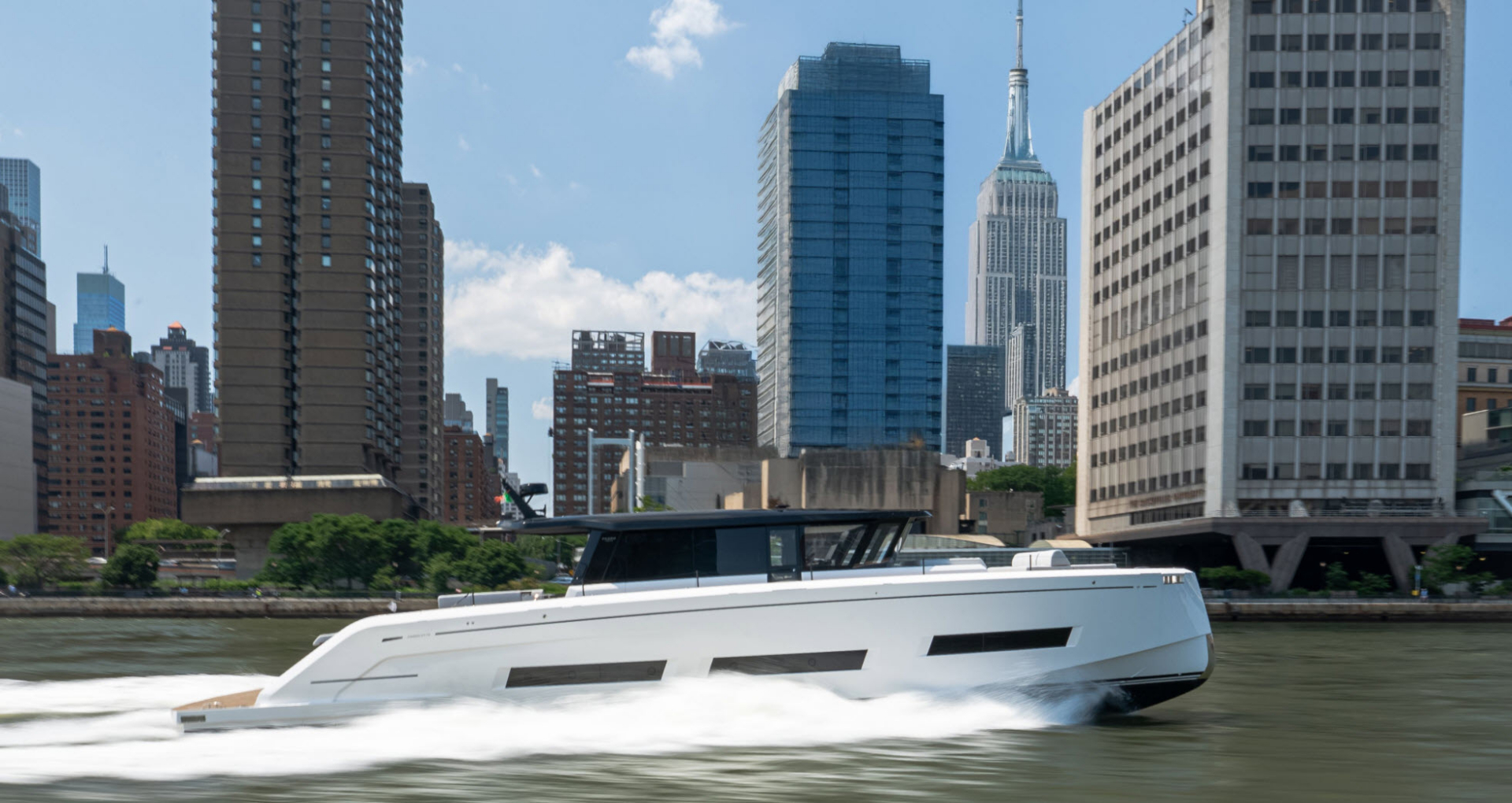 pardo yachts gt75 in front of the empire state building