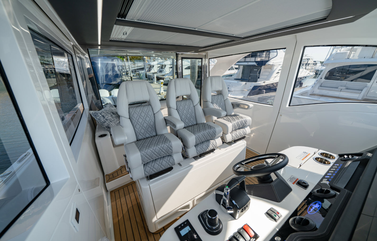 pilothouse of v55sy with helm seats