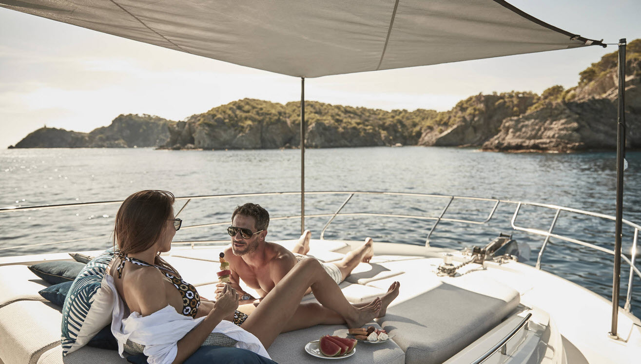 Prestige 590 Flybridge Bow Lounge