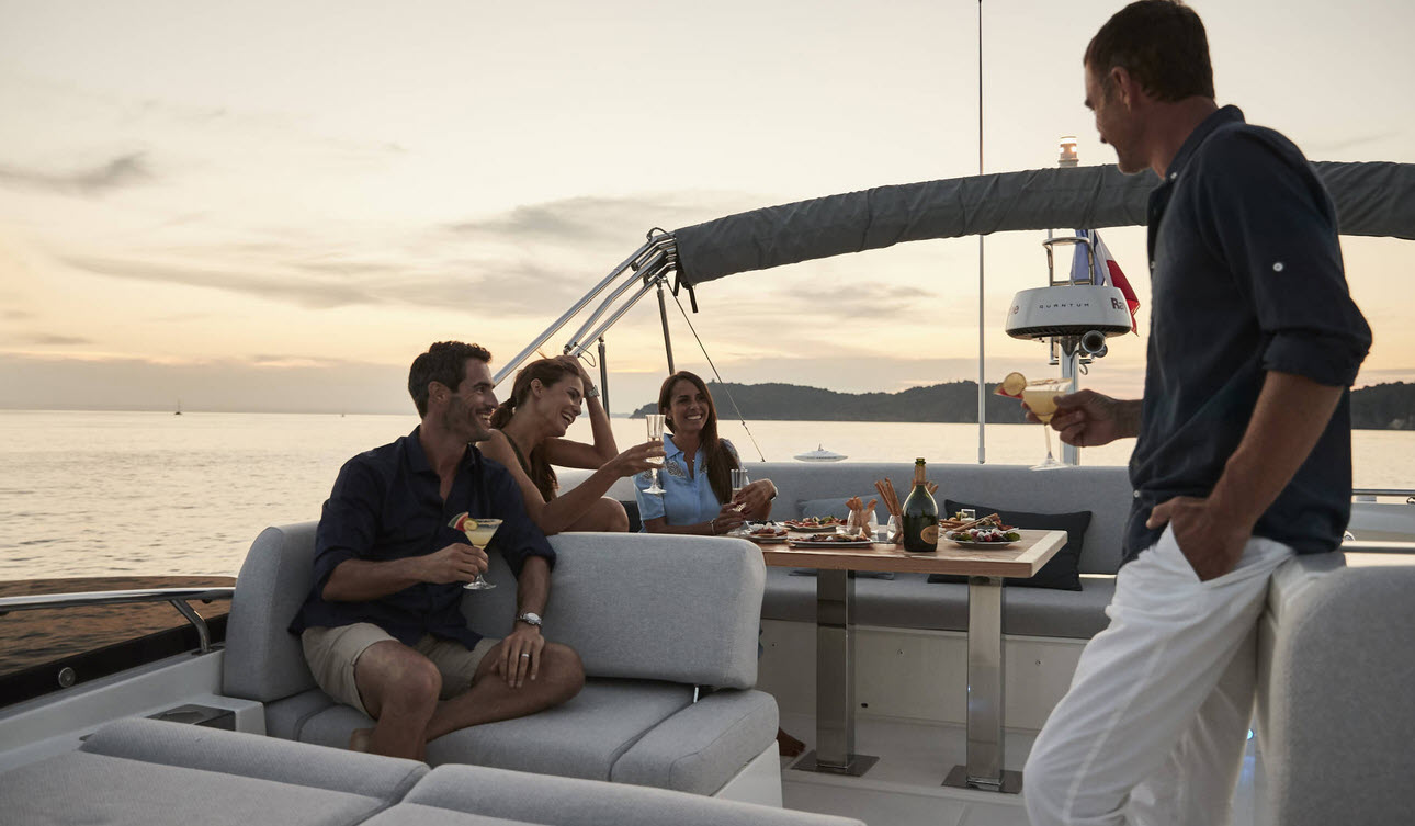 Prestige 590 Flybridge Dining