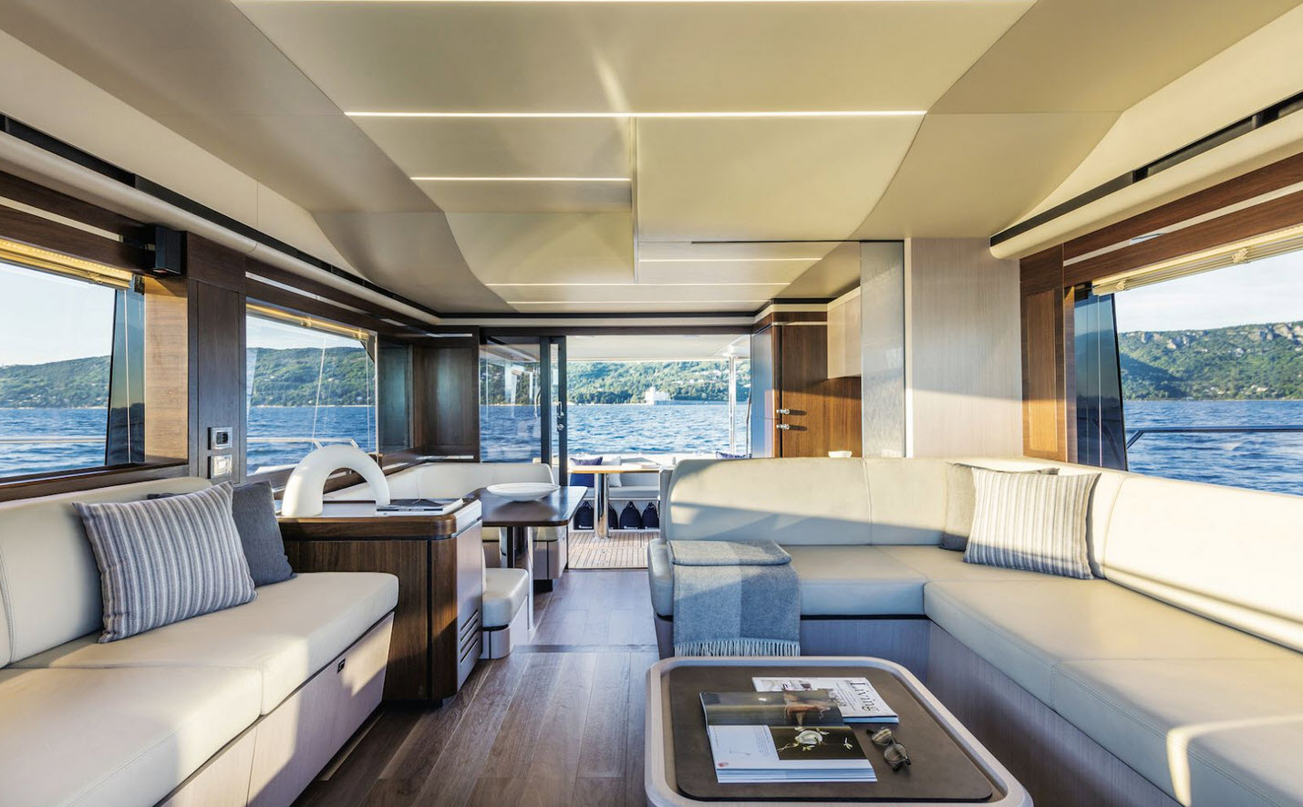 Salon - Absolute 58 Fly