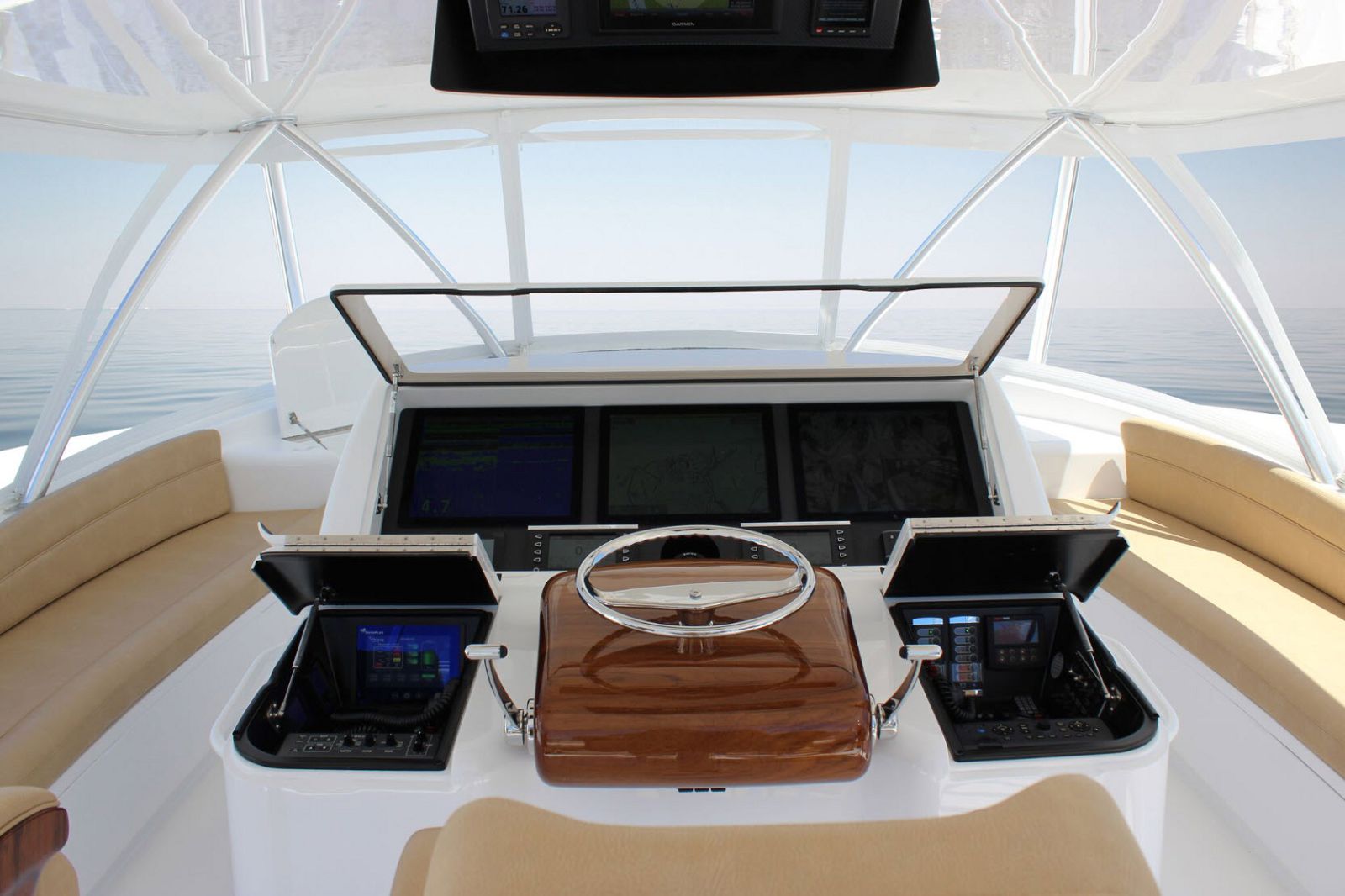 Viking 72C Flybridge Helm Viking 72C Flybridge Helm