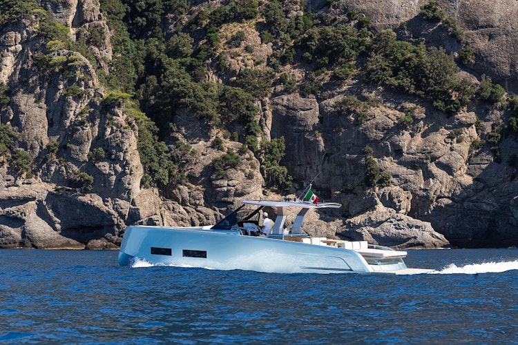 blue pardo 43 cruising near cliff edge