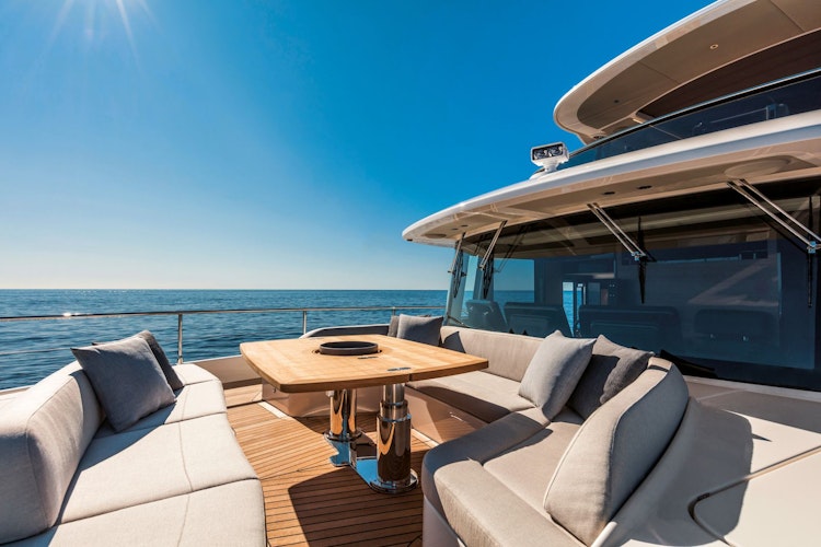 Absolute 73 Navetta Bow Lounge With Table And Seating