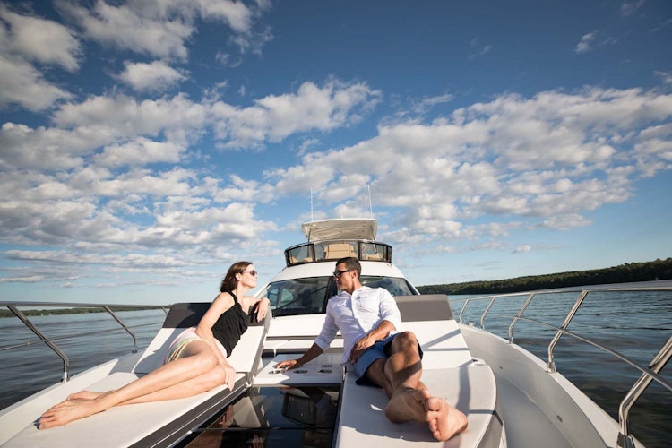 Cruisers Yachts 60 Cantius Flybridge