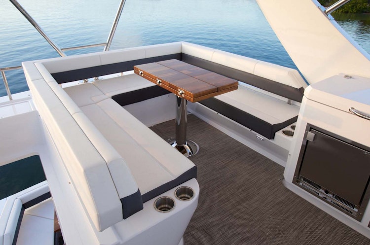 Cruisers Yachts 54 Cantius Flybridge