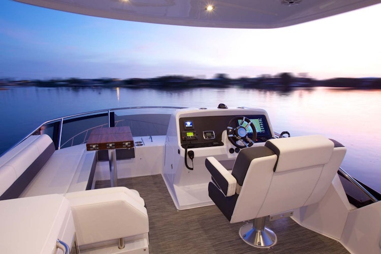 Cruisers Yachts 54 Cantius Flybridge