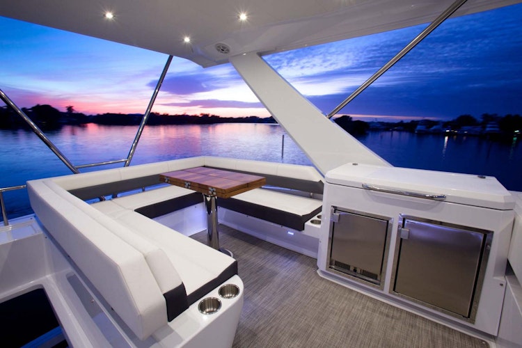 Cruisers Yachts 54 Cantius Flybridge