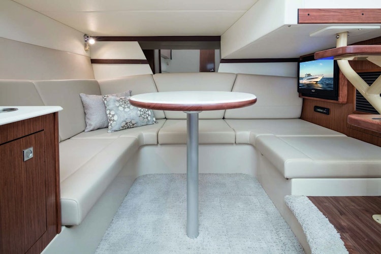 Cruisers Yachts 38 Express