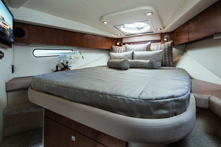 Cruisers Yachts 38 Express