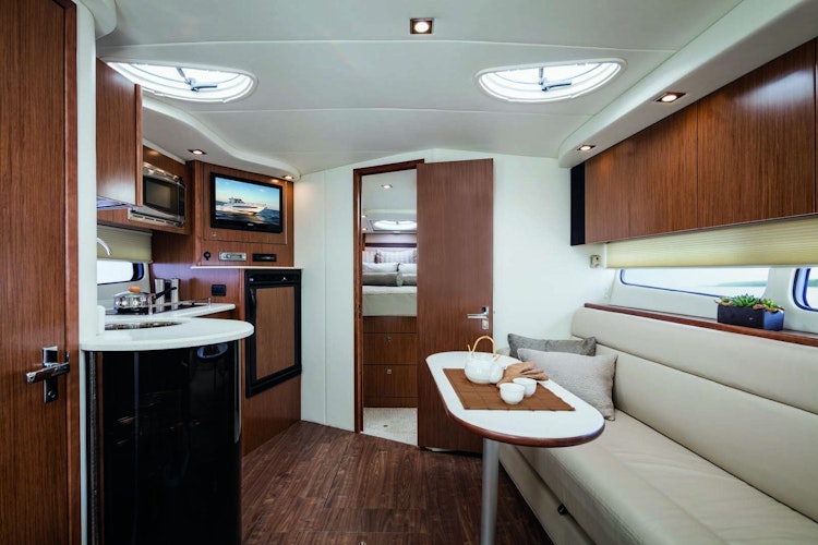 Cruisers Yachts 38 Express