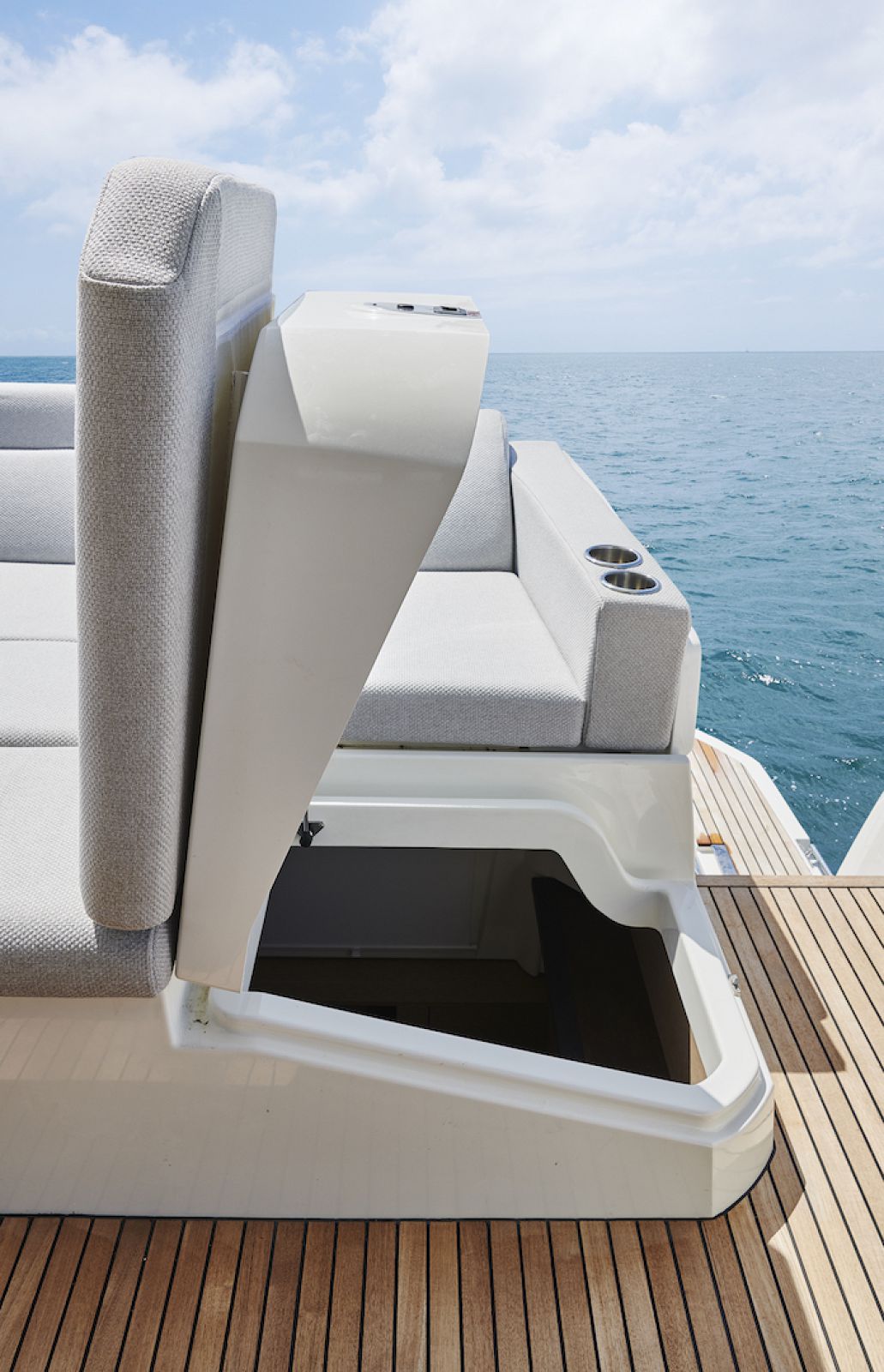 New Prestige Yachts 590 Flybridge | SI Yachts