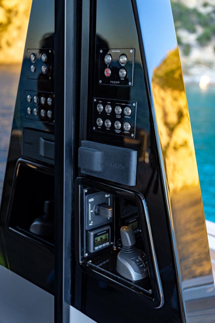aft cockpit docking station on e72