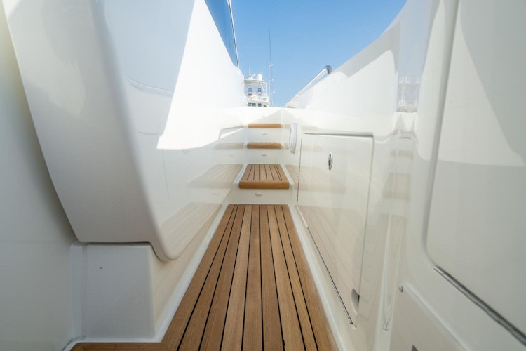 wide side walkway on valhalla v55sy