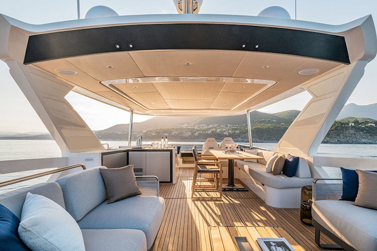 flybridge deck of used absolute navetta 62