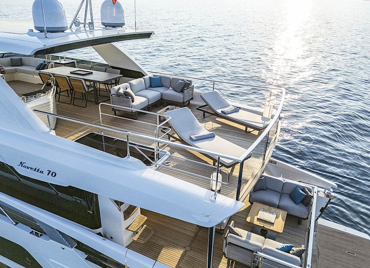 flybridge deck on absolute navetta 70 - used