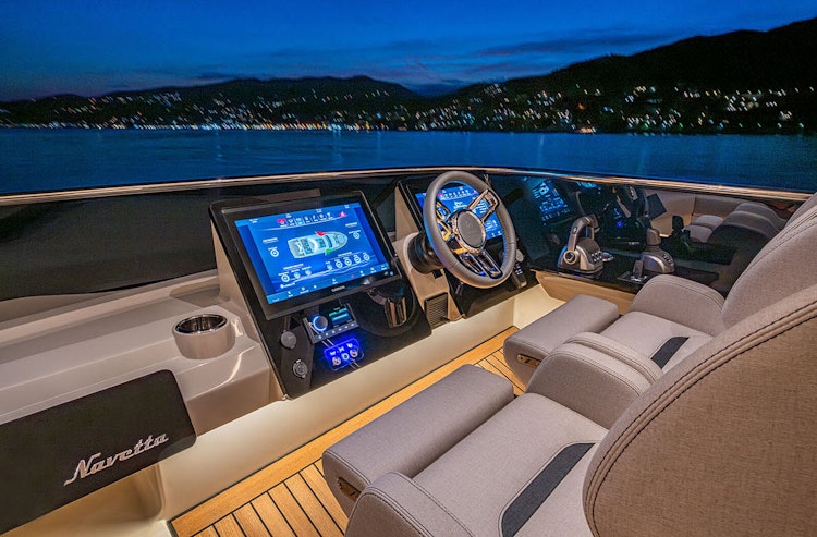 flybridge helm station of used absolute navetta 62