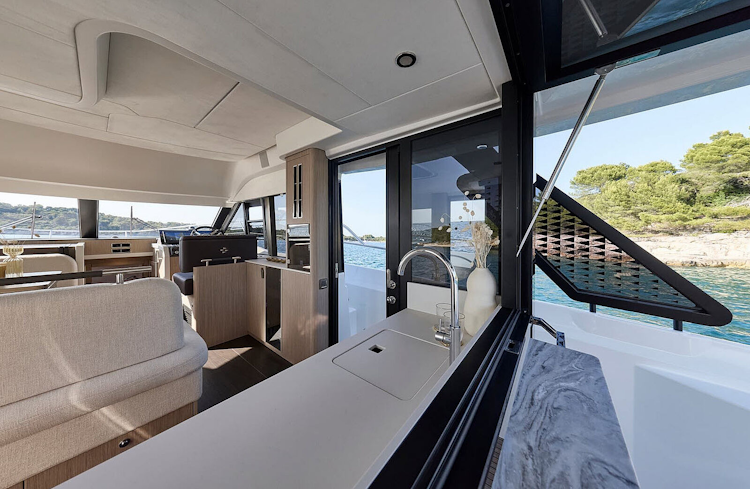 galley window and bar - prestige f4-3
