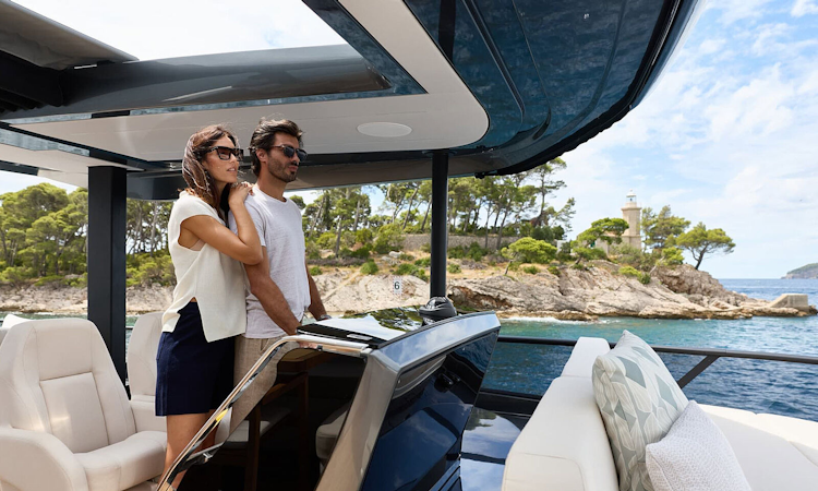 husband-and-wife-at-flybridge-helm-prestige-m7