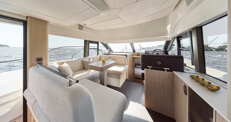 looking into salon of prestige f4-3