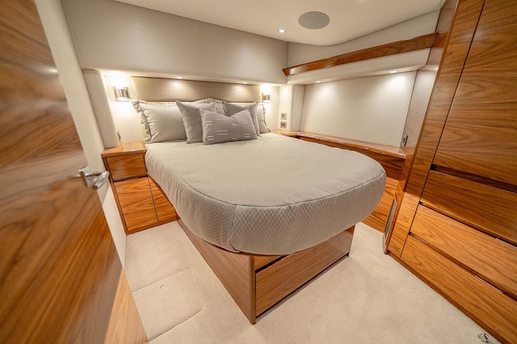 master cabin - viking 50