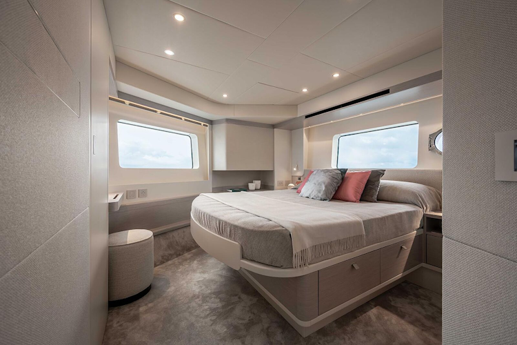spacious cabin with bed and windows - navetta 50