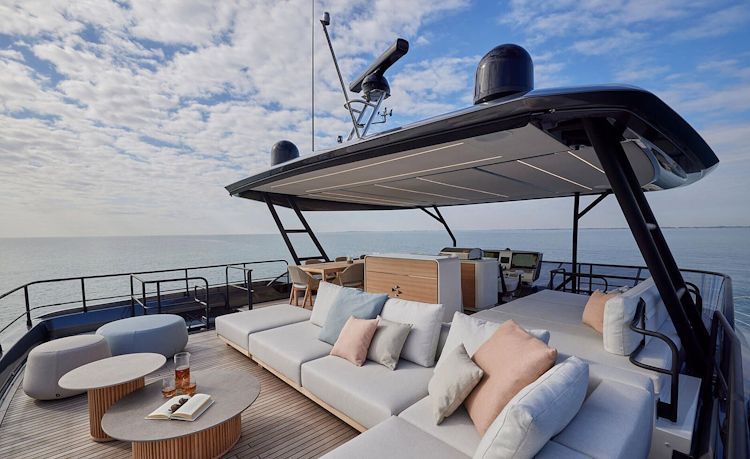 spacious-flybridge-entertainment-area-prestige-m8-evo