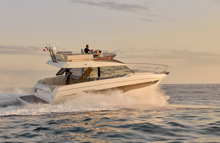 starboard side profile of prestige f4-3