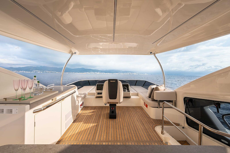 flybridge deck on absolute navetta 50