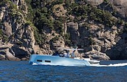 blue pardo 43 cruising near cliff edge