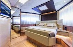 Absolute Yachts 72 Flybridge VIP Cabin