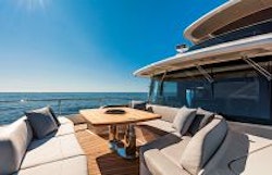 Absolute 73 Navetta Bow Lounge With Table And Seating
