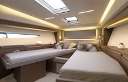 Prestige Yachts 520 FLY VIP Stateroom Scissor Bed