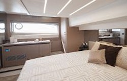 Prestige Yachts 520 FLY FWD Stateroom Vip