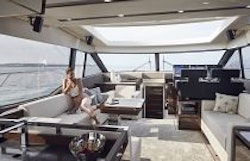 Prestige Yachts 630S Salon FWD 