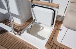 Viking Yachts 44 Convertible Cool Step-Box