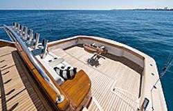 rod holders and chair on cockpit - 90c