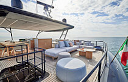 flybridge-couch-on-prestige-m8-evo