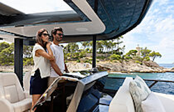 husband-and-wife-at-flybridge-helm-prestige-m7